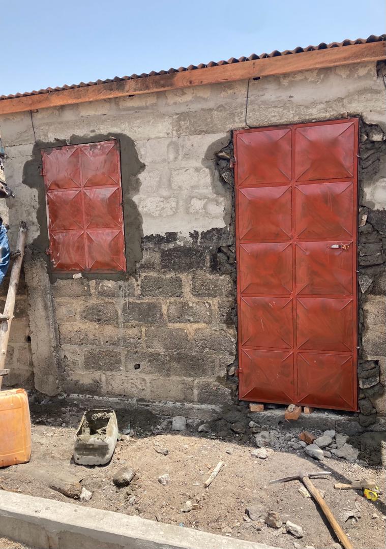 Installation de la toiture, des portes et fenêtres